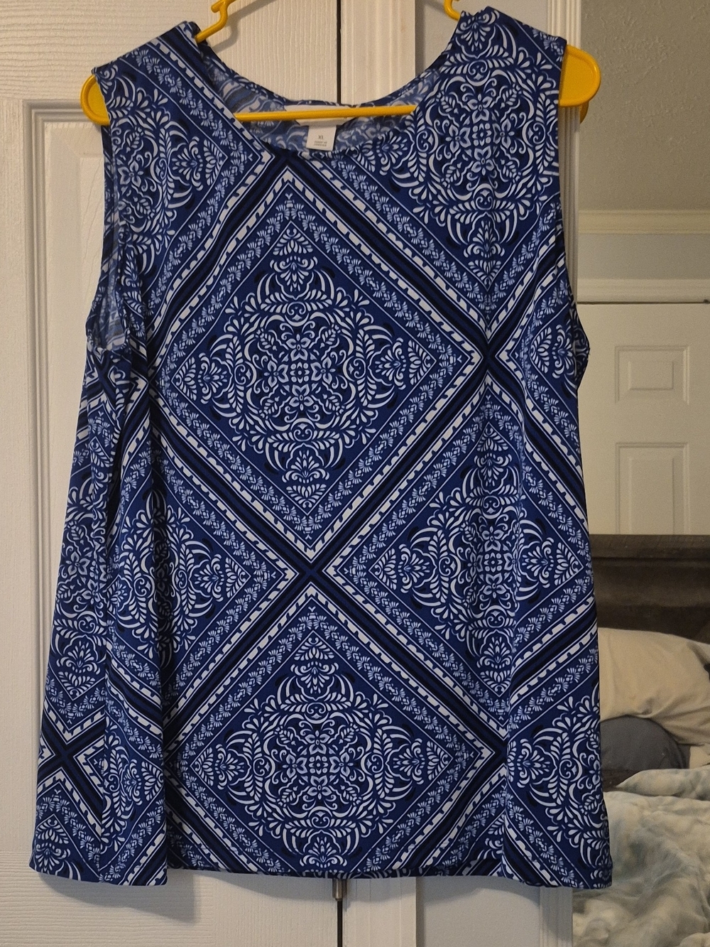 Liz Claiborne Blue and White Sleeveless Printed Top